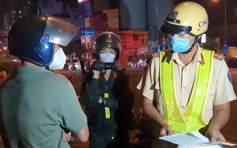 Say sau bữa tất niên, tài xế xin "quỳ em cũng quỳ" vì không tiền nộp phạt