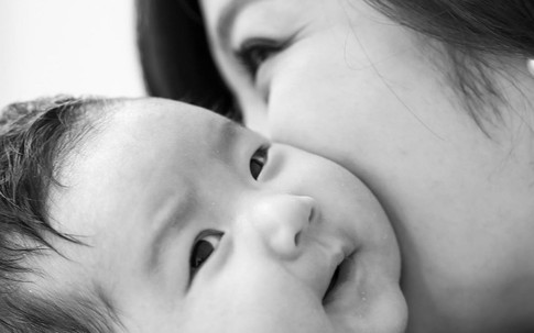 Cuộc sống “mẹ bỉm sữa” của mỹ nhân Hoa - Hàn: Người khiến công chúng xót xa vì cảnh mẹ đơn thân, người bị chỉ trích vì bỏ rơi con gái