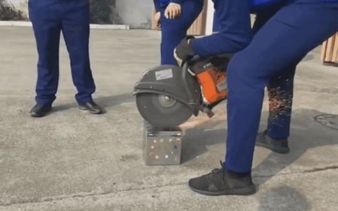 Phát hiện "hòm sắt bí mật" của chồng cất giữ bấy lâu, vợ bê đi nhờ cưa ra và choáng váng khi nhìn thấy thứ cất giữ bên trong