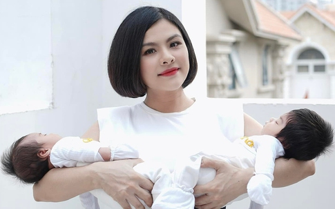 Vân Trang đeo nịt bụng siết eo khi bế cặp sinh đôi