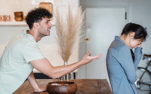 Bạn trai nói xấu tập thể người yêu cũ