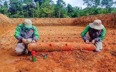 Bom dài hơn 1,5m, nặng gần 230kg lộ thiên khi đào ao thả cá