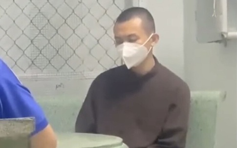 Hình ảnh mới nhất của 'đồ đệ' Tịnh Thất Bồng Lai: Đeo còng số 8, ngồi thẫn thờ tại cơ quan điều tra