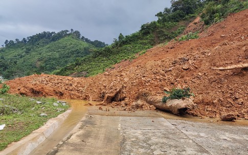 Hàng nghìn m3 đất đổ sạt, đường Hồ Chí Minh nhánh tây từ Quảng Trị đi Quảng Bình bị chia cắt