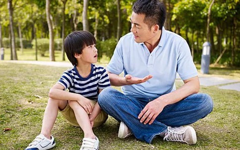 Con trai 12 tuổi xin tiền mua giày mới, người cha trả lời một câu thay đổi số phận