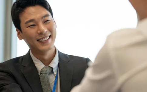 Đi tiếp đối tác với chồng, nào ngờ chạm mặt người yêu cũ