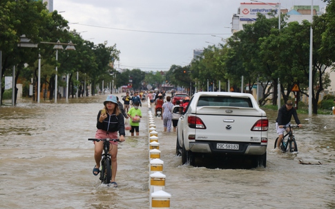 TP. Huế: Đường biến thành sông, ghe thuyền thi nhau xuống phố