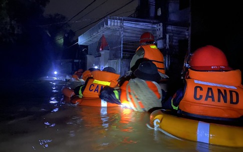 Thừa Thiên Huế: Nước lũ lên nhanh, ngập lụt nhiều nơi, xuyên đêm ứng cứu người mắc kẹt