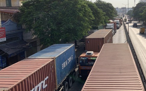 Hải Phòng:  Hy hữu tai nạn liên hoàn bởi 3 xe container, giao thông khu vực ùn tắc