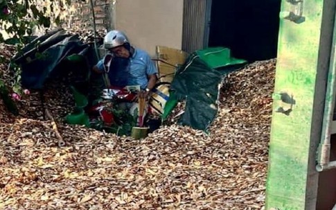Phát hiện thi thể người đàn ông bị vùi lấp trong đống dăm gỗ