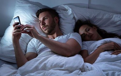 Chiếc điện thoại luôn "trong sạch" của chồng vô tình hé lộ sự thật đau khổ