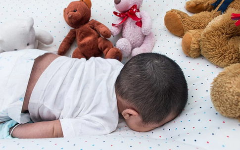 Liên tiếp 2 bé tử vong đột ngột khi ngủ tại Hà Nội, chuyên gia cảnh báo những nguy hiểm rình rập trẻ khi ngủ, cha mẹ cần cảnh giác!