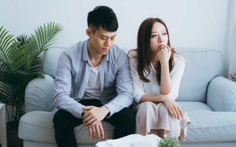 Khủng hoảng hôn nhân tiềm ẩn trong 4 biểu hiện sau của đàn ông