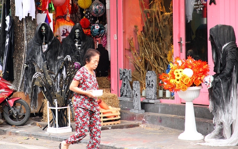 "Giật mình" với những trang phục hóa trang kinh dị cho lễ hội Haloween trên phố Hàng Mã