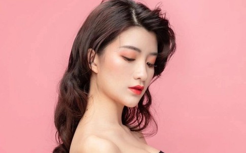 Bạn thân đến ăn tối, tôi rơi đũa cúi xuống nhặt, lập tức phải hất đổ bàn ăn