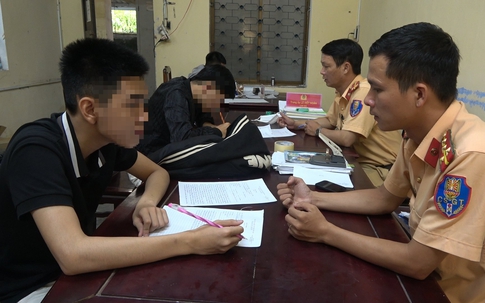Triệu tập nhóm thanh, thiếu niên điều khiển xe mô tô lạng lách, đánh võng đăng lên mạng xã hội