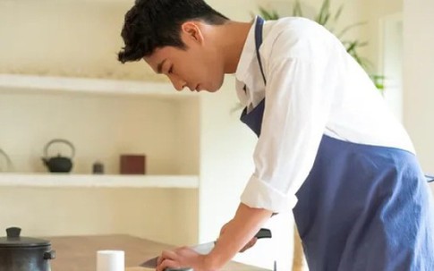Từ sau bữa ăn ở nhà sếp, chồng tôi đột ngột chăm chỉ làm việc nhà