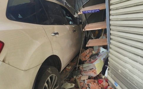 Thanh niên 20 tuổi lái ô tô 7 chỗ đâm sập tường căn nhà ở TP.HCM