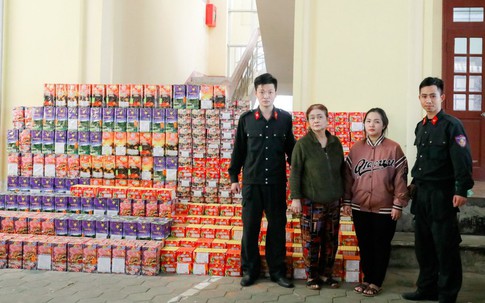 Hai mẹ con phố núi "găm" hơn 800kg pháo trong phòng ngủ