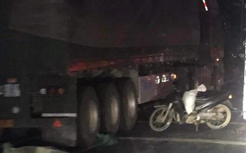 Va chạm với xe đầu kéo trên Quốc lộ 9, 2 người thương vong