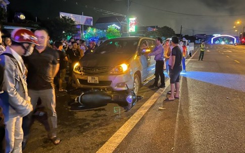 Va chạm tai nạn, ô tô kéo lê xe máy hơn 1km