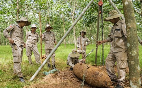 Phát hiện 2 quả bom nặng tổng 680 kg trong vườn cao su của người dân