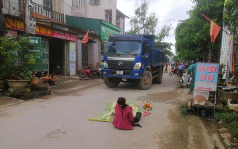Đang đi bộ, người phụ nữ bị xe tải đâm tử vong