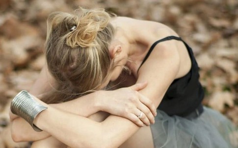 Mượn điện thoại chồng nhắn tin cho đứa em thân, câu đáp lại làm tôi run rẩy