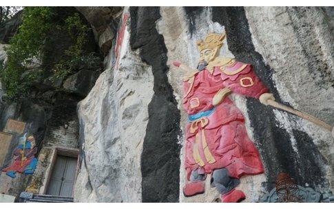Người tô vẽ, phun sơn xâm hại di tích chùa Quan Thánh là ai?