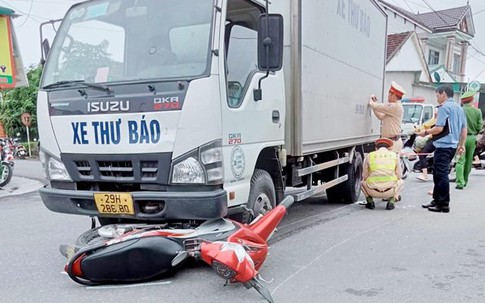 Xe máy va chạm với xe thư báo, một cụ ông tử vong
