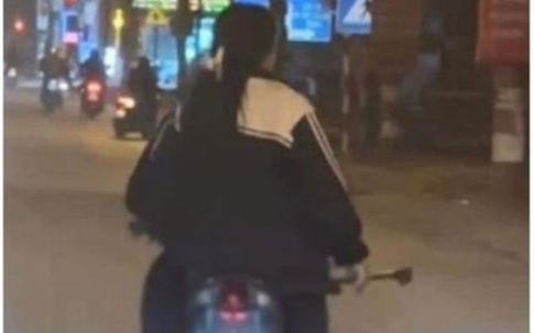 Nữ sinh cầm hung khí cùng bạn đi đánh nhau