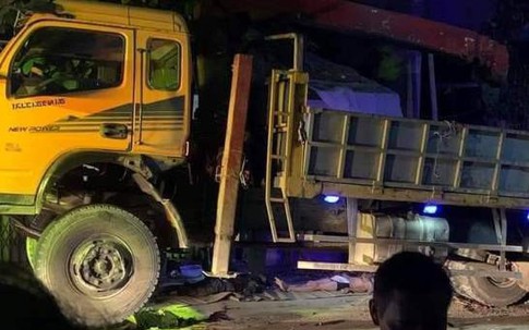 Tông trực diện vào xe tải chở cọc công trình, 3 thanh niên tử vong