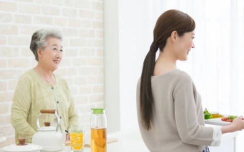Thấy mẹ chê vợ, chồng đáp một lời khiến vợ rơi nước mắt
