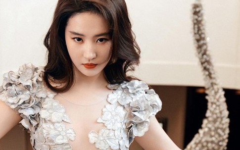 Lưu Diệc Phi khoe nhan sắc yêu kiều