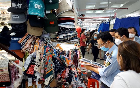 Bất ngờ kiểm tra TTTM Sài Gòn Square, thu hàng ngàn hàng thời trang có dấu hiệu giả, nhái