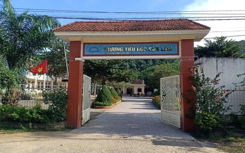 Khởi tố người đàn ông vác dao vào trường dọa chém giáo viên