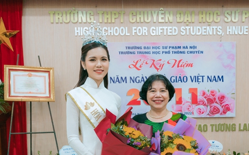 Kỳ Duyên - tân Hoa hậu Du lịch Việt Nam 2022 xúc động khi về thăm thầy cô giáo nhân ngày 20/11