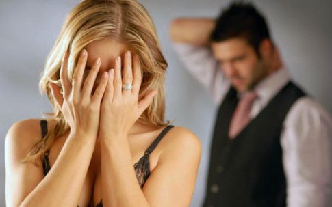 Chồng lấy lý do thức đêm xem bóng đá để ngủ riêng nhưng sự thật phía sau khiến vợ sụp đổ