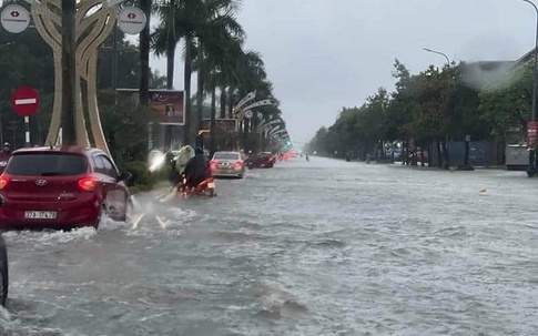 Mưa lớn kéo dài khiến nhiều tuyến đường ở TP Vinh ngập sâu