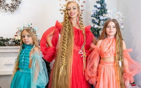 Bà mẹ Ukraine và hai con gái nuôi tóc dài như Rapunzel