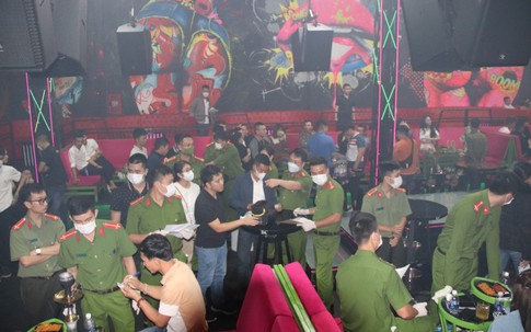 Ập vào bar kiểm tra, công an phát hiện 25 người đang "phê" ma túy