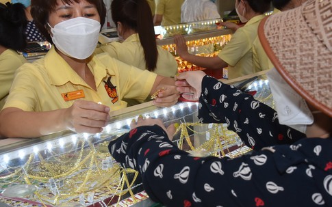 Giá vàng hôm nay 25/11: Tiếp tục tăng sốc