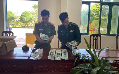 Đánh bắt cá trên biển, ngư dân vớt được 7 gói nghi ma tuý đá