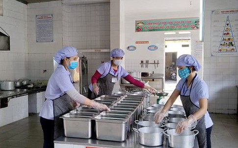 Hàng loạt tỉnh, thành phố vào cuộc kiểm soát an toàn thực phẩm tại trường học
