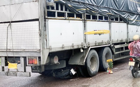 Ô tô tải lùi trên quốc lộ, cuốn xe máy vào gầm làm 3 người chết