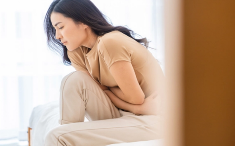 Biết nguồn gốc số tiền mẹ chồng cho, tôi điếng lặng cả người