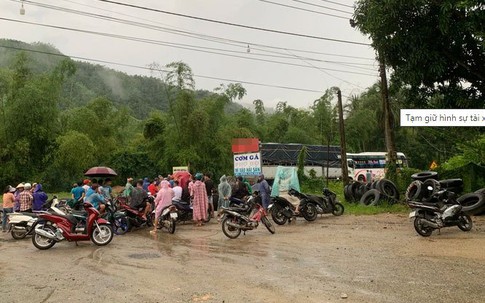 Tạm giữ hình sự tài xế chạy lùi để lấy điện thoại khiến 3 mẹ con tử vong