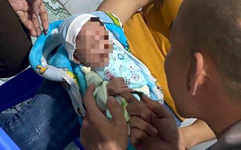 Hải Dương: Phát hiện bé trai sơ sinh bị bỏ rơi trước cổng chùa trong đêm