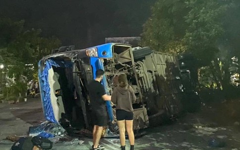 Xe khách lật ngang sau va chạm liên hoàn, nhiều khách Tây bị thương