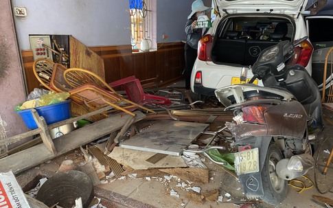 Hải Phòng: Xe taxi mất lái tông thẳng vào nhà dân